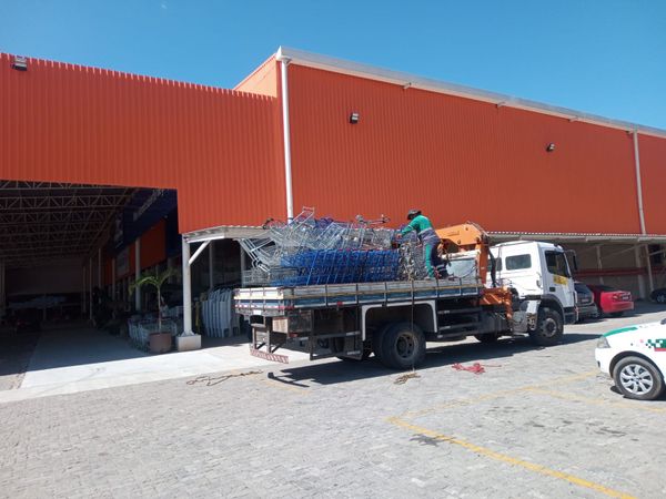 Os 85 carrinhos de supermercado que estavam no local foram apreendidos por Divulgação | Polícia Civil