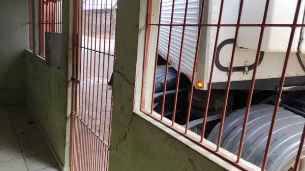 GPS confunde motorista e carreta bate em casa em Linhares