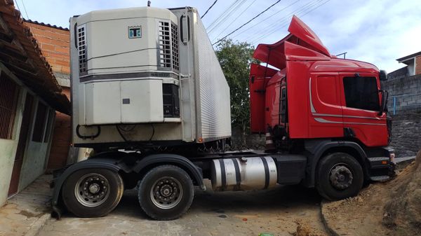 GPS confunde motorista e carreta bate em casa em Linhares