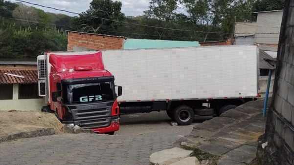 GPS confunde motorista e carreta bate em casa em Linhares