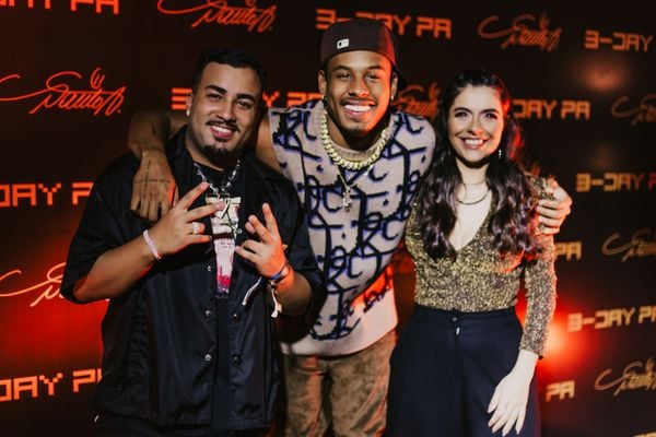 PA posando com os amigos Patrick Lima e Naiara Abdalla na sua festa de aniversário, nesta quinta-feira (17), em Vitória por Marcella Neitzel