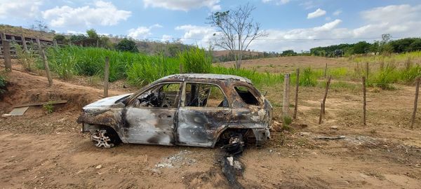 Homem coloca fogo em carro em que estava junto com a família em Cachoeiro