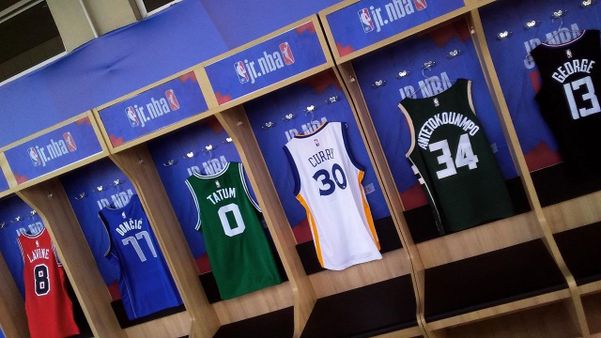 Camisas oficiais de atletas da NBA com autografos são expostas no evento 