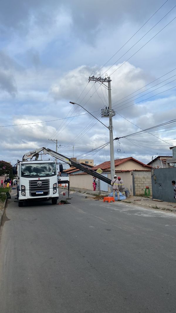 Poste sendo trocado no Bairro Planalto em Aracruz por Telespectador | A Gazeta