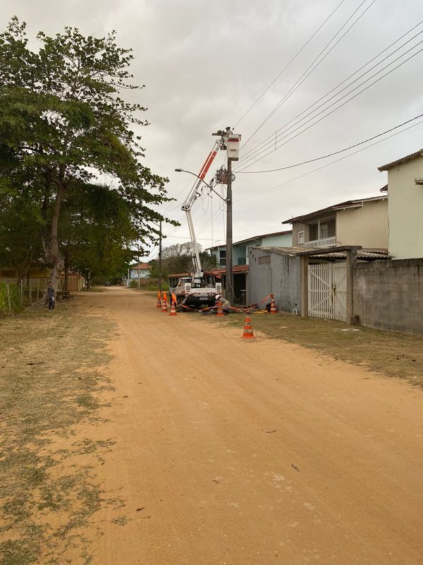 Equipe da EDP verifica poste na Rua das Araras, no bairro Planalto por Lian Lucas