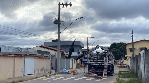 Poste de madeira sendo trocado pós cair durante ventania na Rua das Araras, no bairro Planalto por Lian Lucas