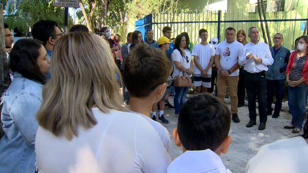 Alunos, pais e professores fazem oração em frente a escola atacada