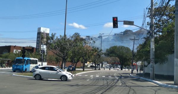 Fumaça de incêndio vista por motorista na avenida Beira-Mar,em Vitória