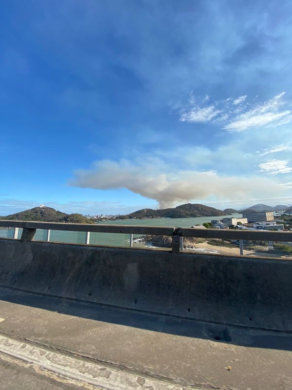 Fumaça densa em Vila Velha vista da Terceira Ponte por Leitor | A Gazeta