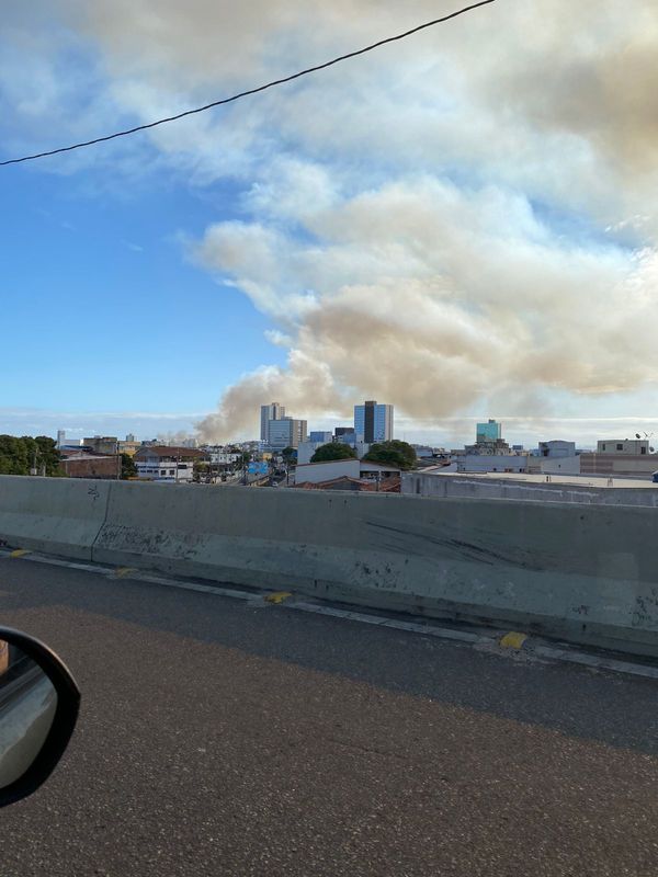 Fumaça densa em Vila Velha vista da Terceira Ponte por Leitor | A Gazeta