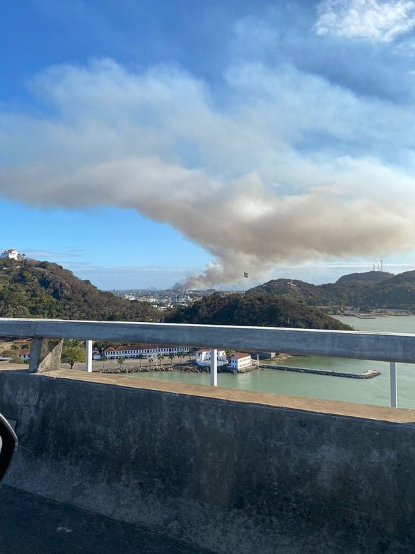 Fumaça densa em Vila Velha vista da Terceira Ponte por Leitor | A Gazeta
