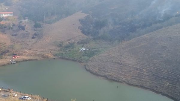 Helicóptero do Notaer ajuda a controlar incêndio em Ibiraçu