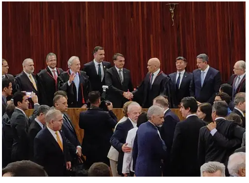 Passando a Limpo: Posts enganam ao sugerir que Bolsonaro e ministros olhavam para Lula em foto feita no TSE