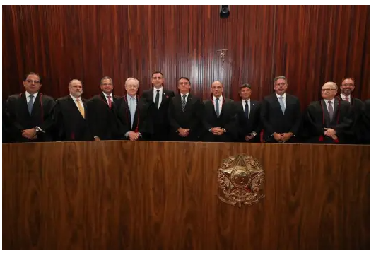 Passando a Limpo: Posts enganam ao sugerir que Bolsonaro e ministros olhavam para Lula em foto feita no TSE
