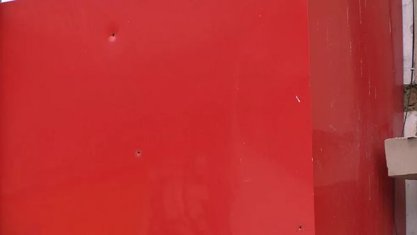 Marcas de tiros ficaram em vários pontos do Morro do Quadro após tiroteio