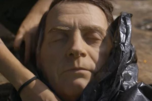 Réplica ultrarrealista da cabeça do presidente Jair Bolsonaro (PL) foi usada como bola de futebol