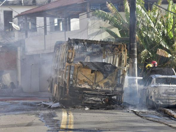 Suspeitos colocam fogo em ônibus na Grande Santo Antônio por Rodrigo Gavini
