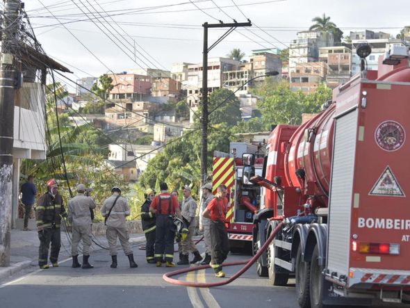 Suspeitos colocam fogo em ônibus na Grande Santo Antônio por Rodrigo Gavini