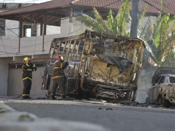 Suspeitos colocam fogo em ônibus na Grande Santo Antônio por Rodrigo Gavini