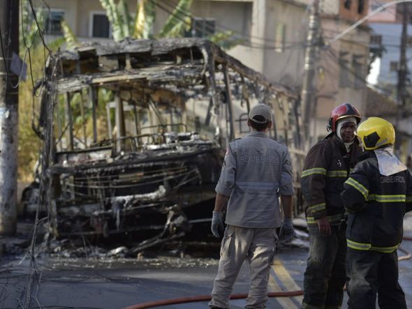 Suspeitos colocam fogo em ônibus na Grande Santo Antônio por Rodrigo Gavini