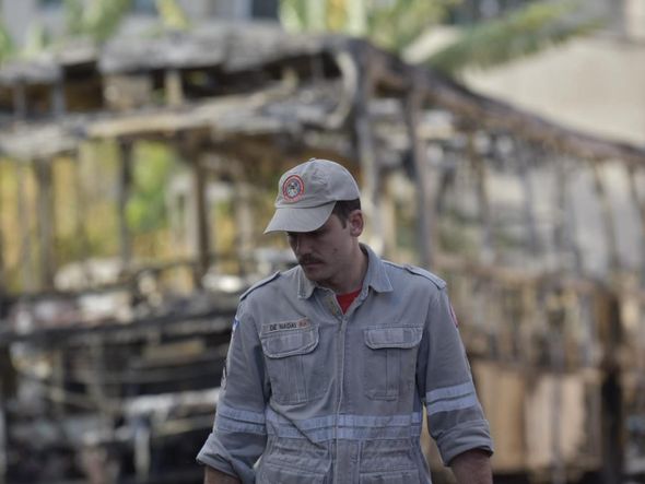 Suspeitos colocam fogo em ônibus na Grande Santo Antônio por Rodrigo Gavini