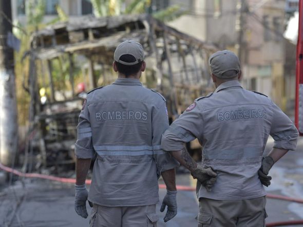 Suspeitos colocam fogo em ônibus na Grande Santo Antônio por Rodrigo Gavini