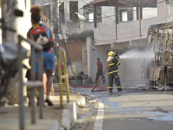 Suspeitos colocam fogo em ônibus na Grande Santo Antônio por Rodrigo Gavini