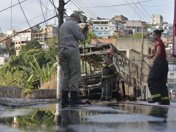 Suspeitos colocam fogo em ônibus na Grande Santo Antônio por Rodrigo Gavini