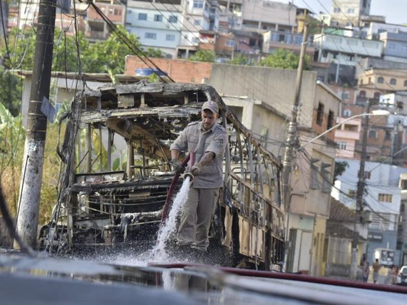 Suspeitos colocam fogo em ônibus na Grande Santo Antônio por Rodrigo Gavini