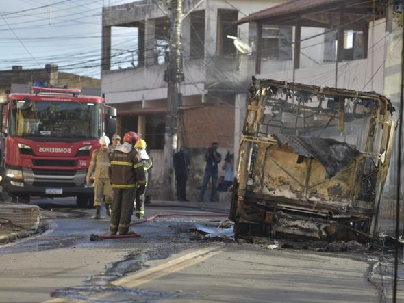 Suspeitos colocam fogo em ônibus na Grande Santo Antônio por Rodrigo Gavini