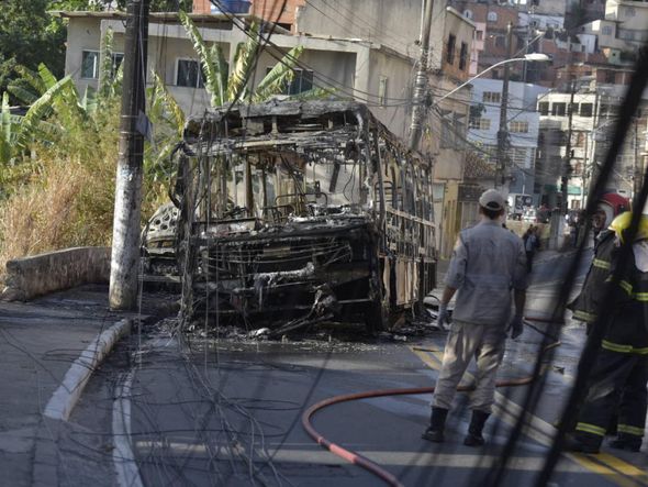 Suspeitos colocam fogo em ônibus na Grande Santo Antônio por Rodrigo Gavini