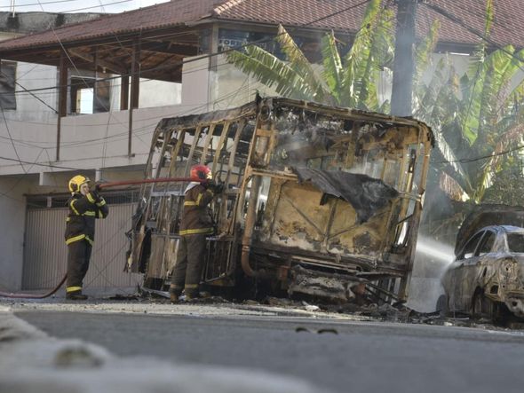 Suspeitos colocam fogo em ônibus na Grande Santo Antônio por Rodrigo Gavini