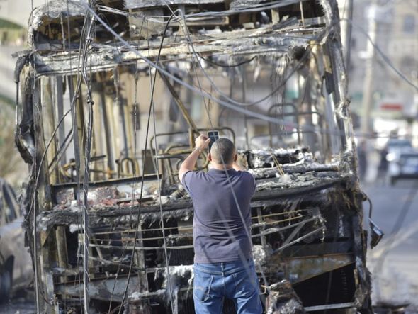 Suspeitos colocam fogo em ônibus na Grande Santo Antônio por Rodrigo Gavini