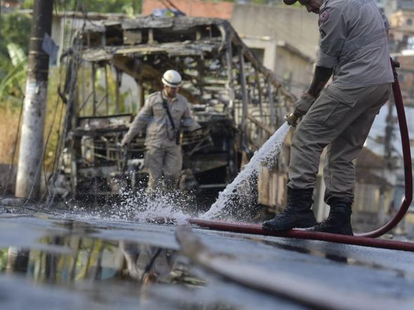 Suspeitos colocam fogo em ônibus na Grande Santo Antônio por Rodrigo Gavini