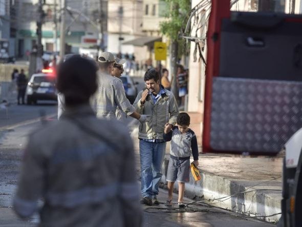 Suspeitos colocam fogo em ônibus na Grande Santo Antônio por Rodrigo Gavini