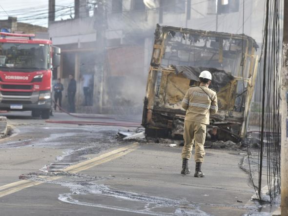 Suspeitos colocam fogo em ônibus na Grande Santo Antônio por Rodrigo Gavini
