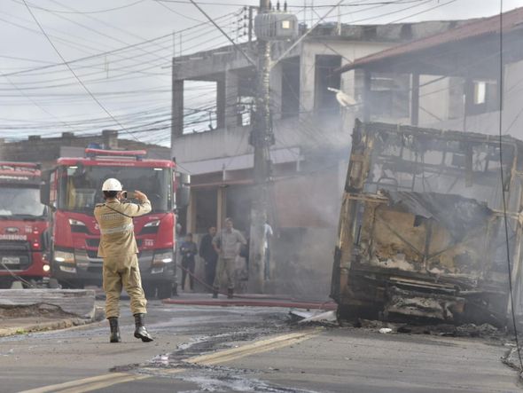 Bombeiros apagaram fogo de ônibus na Grande Santo Antônio por Rodrigo Gavini