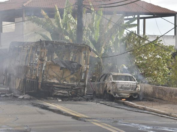 Suspeitos colocam fogo em ônibus na Grande Santo Antônio por Rodrigo Gavini