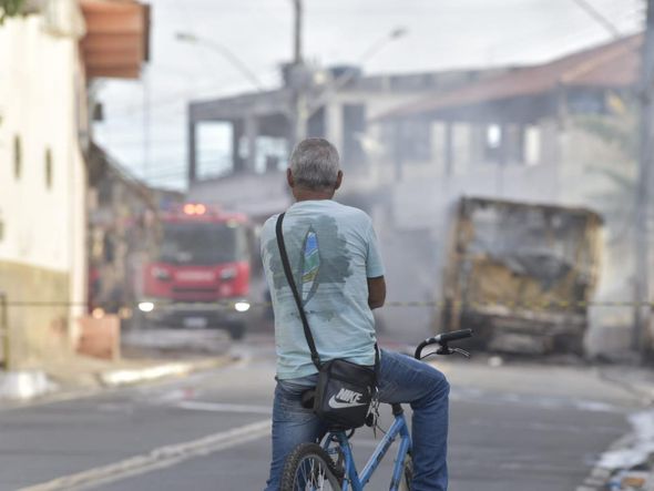 Suspeitos colocam fogo em ônibus na Grande Santo Antônio por Rodrigo Gavini