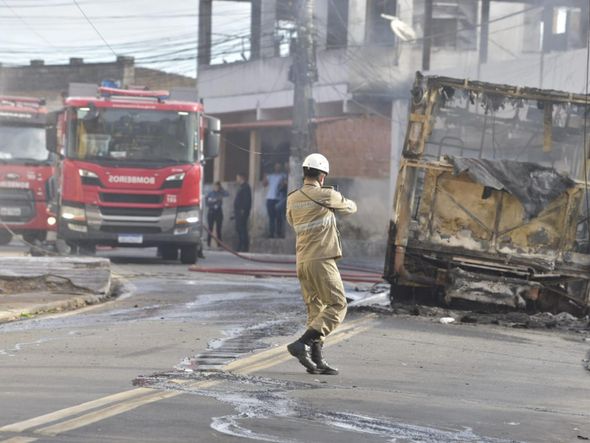 Suspeitos colocam fogo em ônibus na Grande Santo Antônio por Rodrigo Gavini