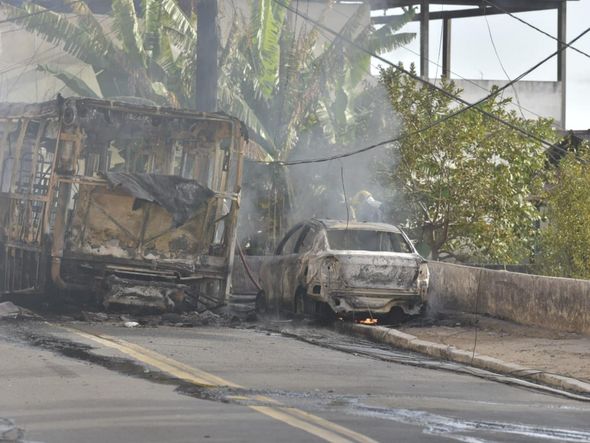 Bombeiros apagaram fogo de ônibus na Grande Santo Antônio por Rodrigo Gavini