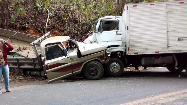 Caminhão e caminhonete colidem em acidente na zona rural de Iconha 