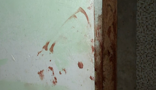 Casa ficou com marcas de sangue após morte de Cosme Eduardo