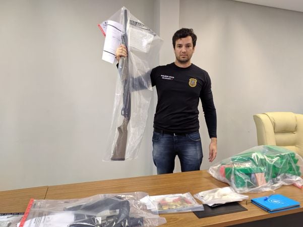 Delegado Rafael Amaral, do DEIC de Cachoeiro, com material apreendido na casa de sequestradores da vereadora Lari Bortolote