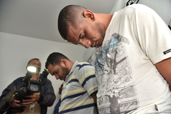 Rogério Costa de Almeida, 34 anos, bermuda azul, confessou que matou a ex-noiva, Gabriela Silva, 24 anos, advogada, e teve ajuda do amigo, Alexandre Santos de Souza, 31 anos, camisa listrada