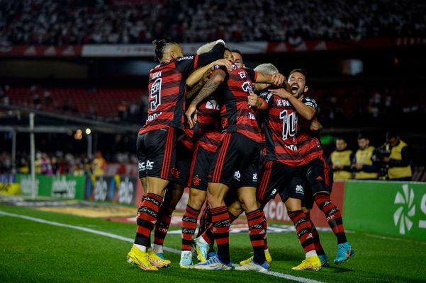 Jogadores do Flamengo fazem a festa com a vitória elástica no Morumbi