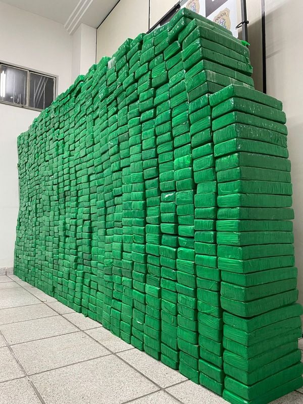 Polícia apreende mais de uma tonelada de maconha, além de crack, cocaína e outros materiais por Divulgação | PCES