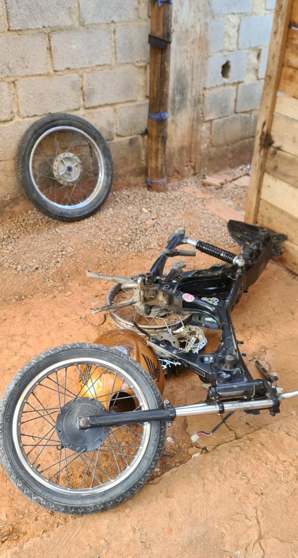 Uma moto furtada e totalmente desmanchada foi apreendida na casa de um dos criminosos por Divulgação \ Deic