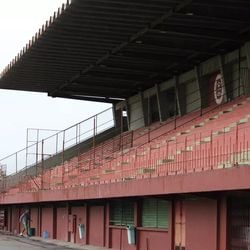 Membros da comissão técnica e jogadores do clube tiveram que conter os invasores até que a polícia chegasse ao local