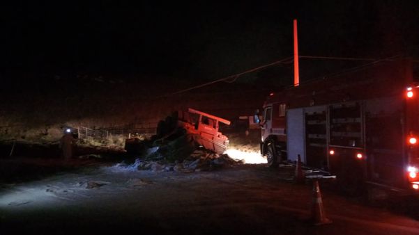 Carreta tomba em acidente e motorista fica preso às ferragens em Cachoeiro por Divulgação/ PM 